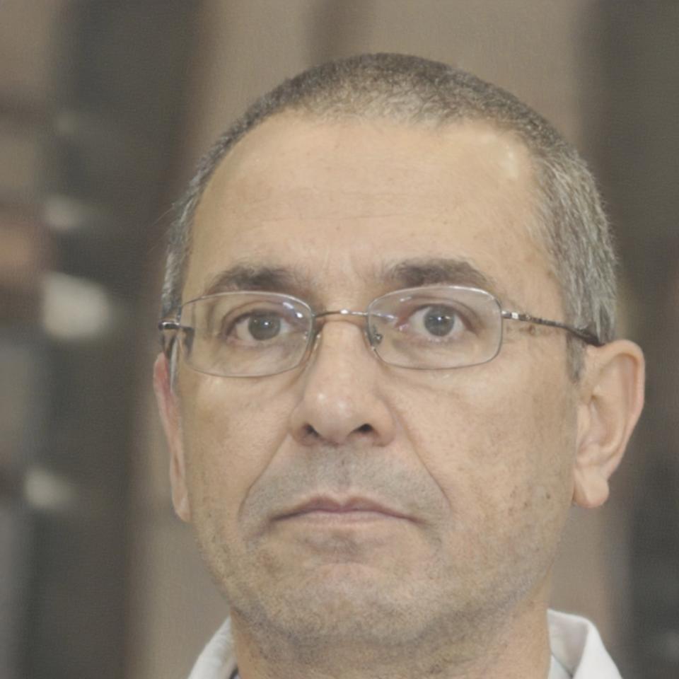 Portrait de Marc Dubois, analyste financier certifié